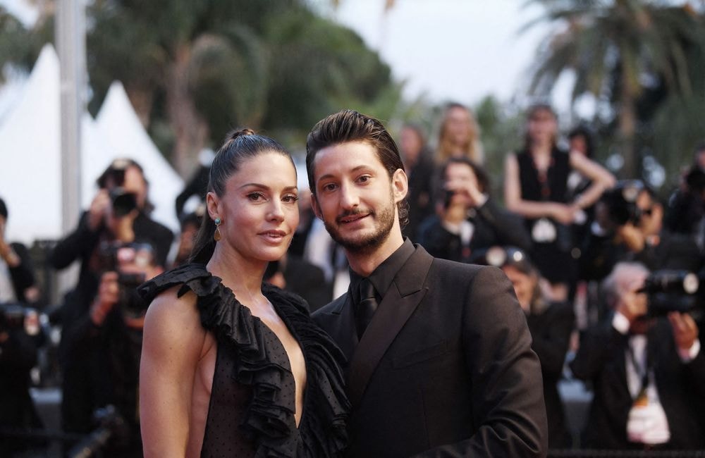 Pierre Niney revient sur sa rencontre avec sa compagne Natasha Andrews : « Le coup de foudre »