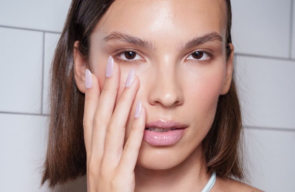 Faux ongles à coller : tendance incontournable ou vrai désastre pour vos ongles ?