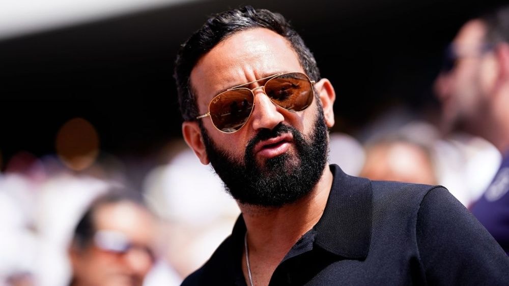 Cyril Hanouna embrasse Shana Loustau sur un Yacht : "On dirait les Feux de l'amour", la séquence enflamme le web