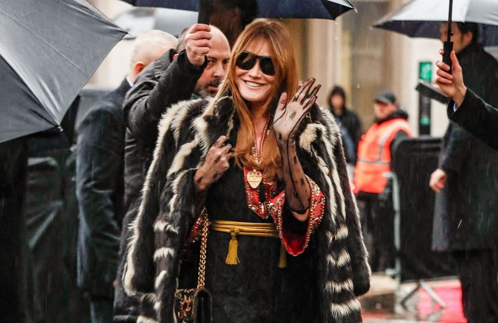 Carla Bruni surprend au défilé Valentino en robe bohème-chic