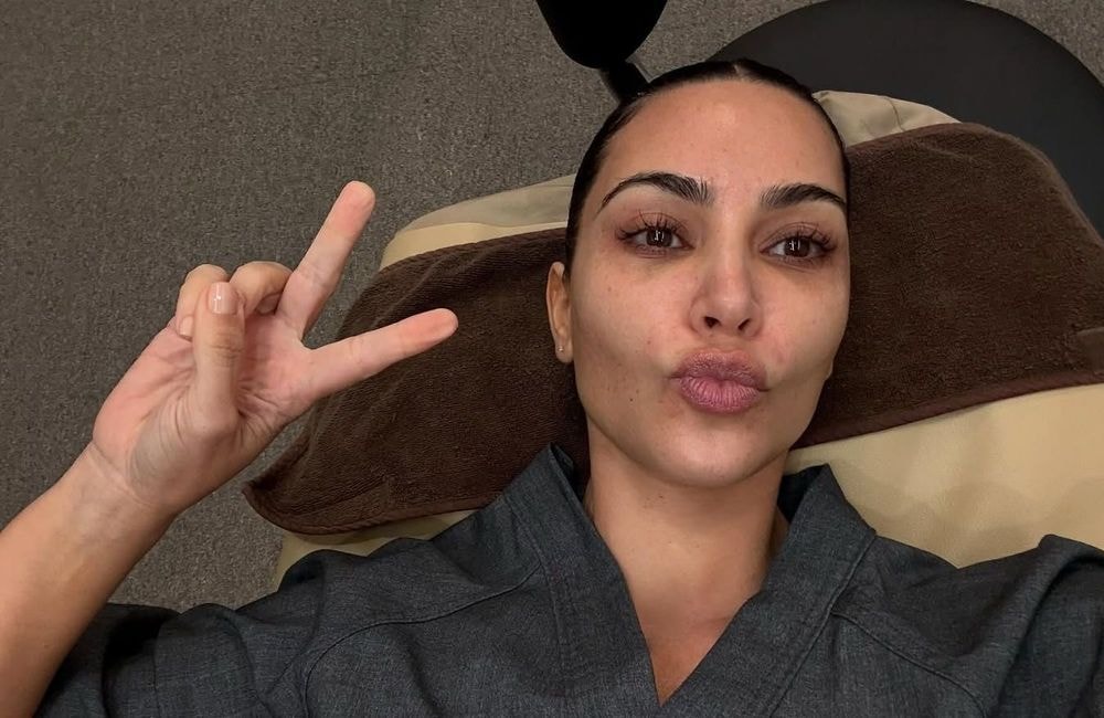 « C'est mon meilleur ami» : Kim Kardashian dévoile le soin visage qui se cache derrière sa peau lisse