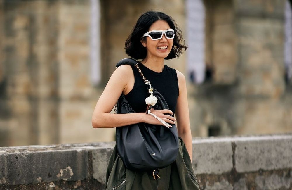 Exit les jeans, en 2025 le pantalon parachute s’impose