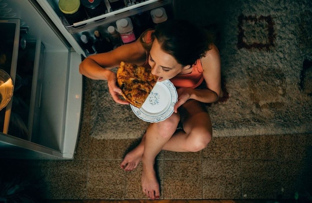 Dîner trop tard ruine votre sommeil : voici le bon timing à respecter