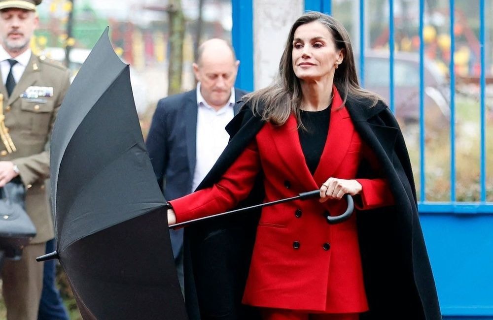Letizia d’Espagne : son costume rouge défie la grisaille madrilène