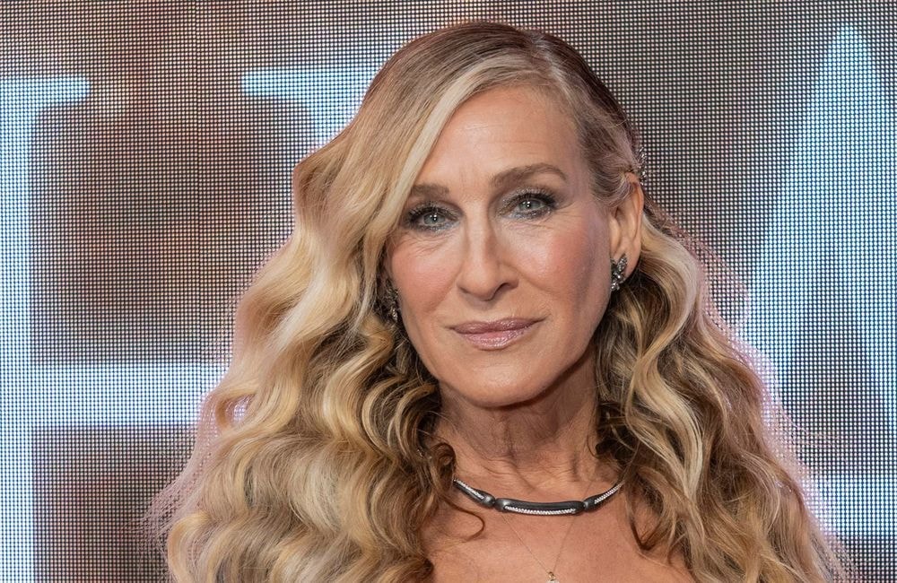 Cheveux longs et blond cendré : le combo coupe-coiffure idéal de Sarah Jessica Parker après 60 ans