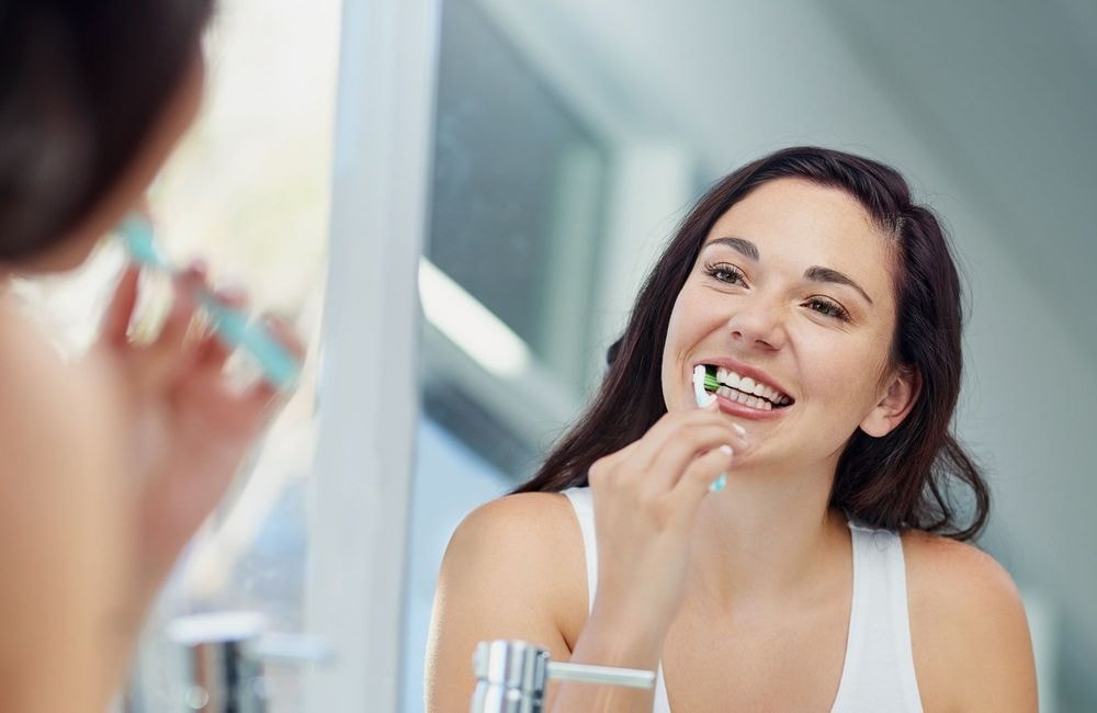 Se brosser les dents avec de la niacinamide : la tendance controversée du moment