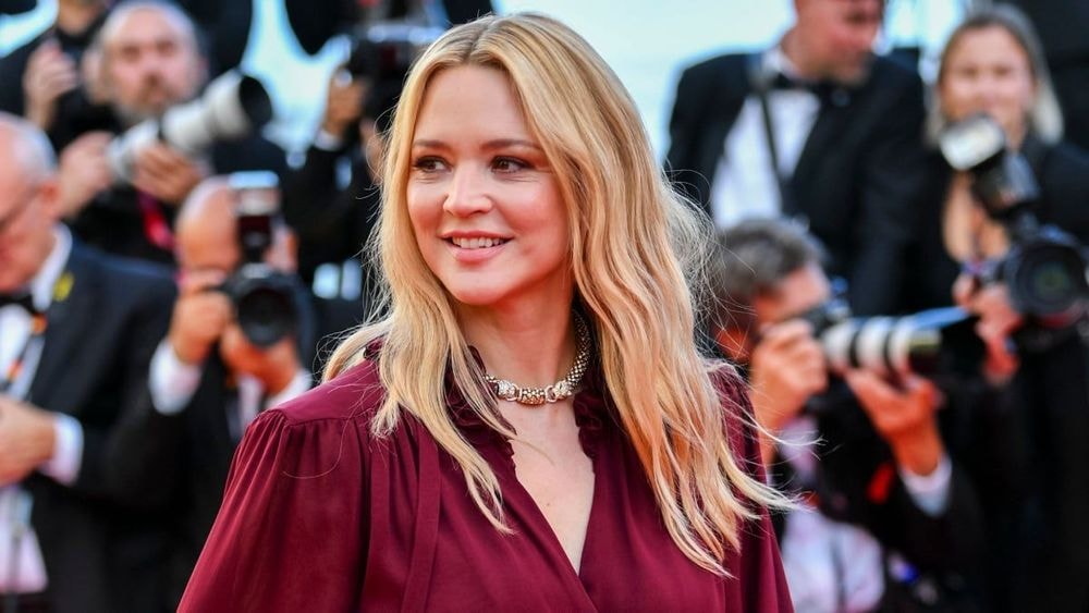 Oops, Virginie Efira (48 ans) a oublié son soutien-gorge et son pantalon sur le carpet, le festival de Cannes voit rouge