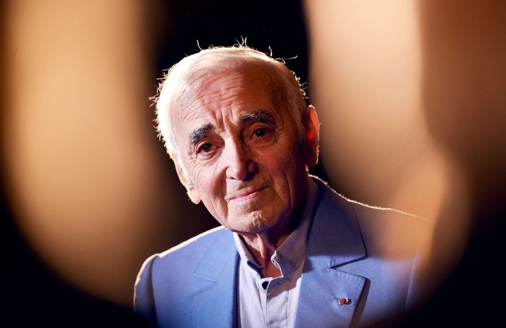 Charles Aznavour : ce fait divers français qui a inspiré sa chanson « Mourir d’aimer »