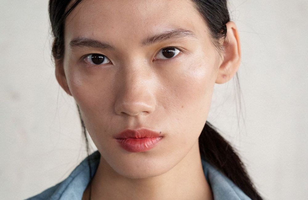 Cette astuce maquillage repérée sur les réseaux affine le nez en 10 secondes chrono