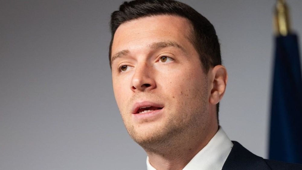 Jordan Bardella les doigts de pieds en éventail sur la Côte d'Azur, le chéri de Maria-Carolina a jeté son dévolu sur ces coins de paradis