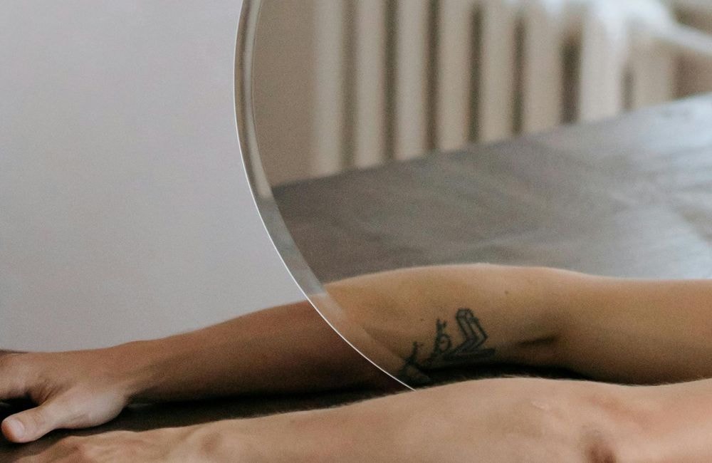Cette recette anti tâche serait la réponse parfaite pour éviter les traces sur les vitres et les miroirs