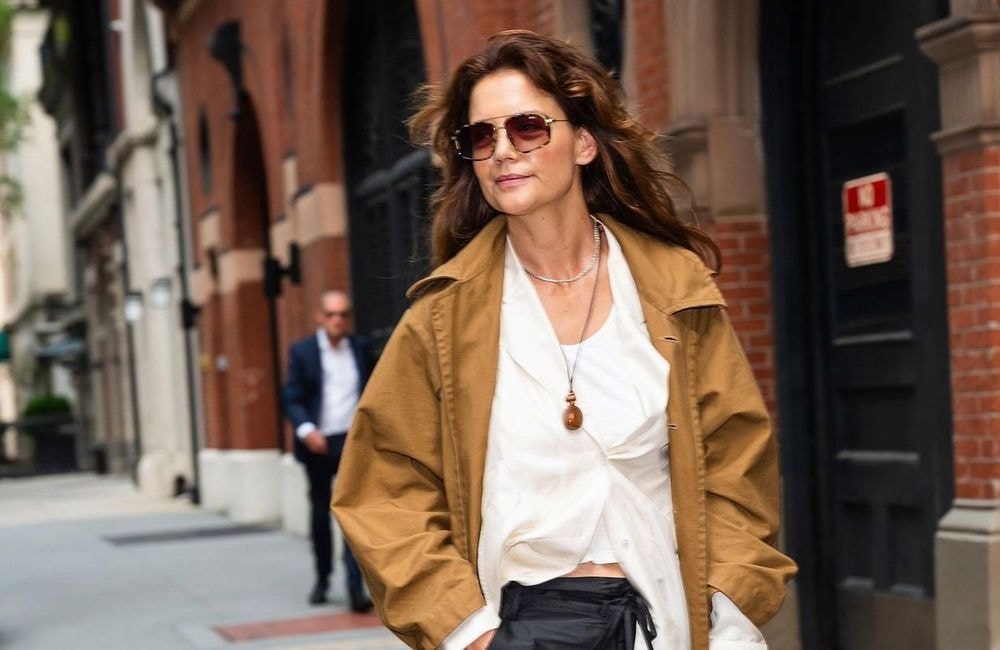 Trench, chemise et ballerines : le combo parfait de Katie Holmes pour l'automne