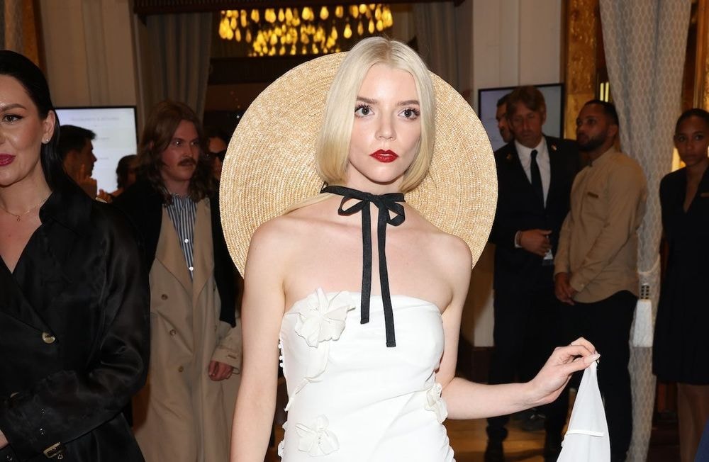 Chic et bohème : le chapeau en raphia s’invite dans tous nos looks de plage