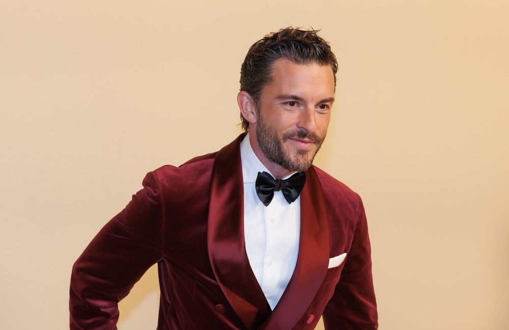 Jonathan Bailey évoque l’impact de son homosexualité dans sa carrière : « Être gay pouvait être un obstacle »