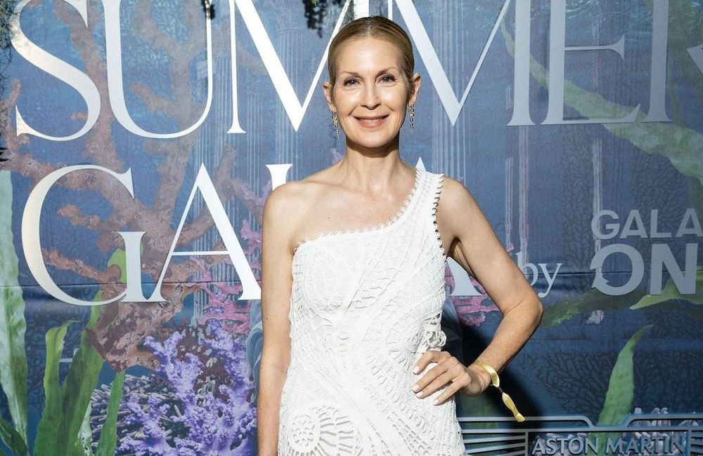 Kelly Rutherford, divine en robe blanche asymétrique en dentelle à Saint-Tropez
