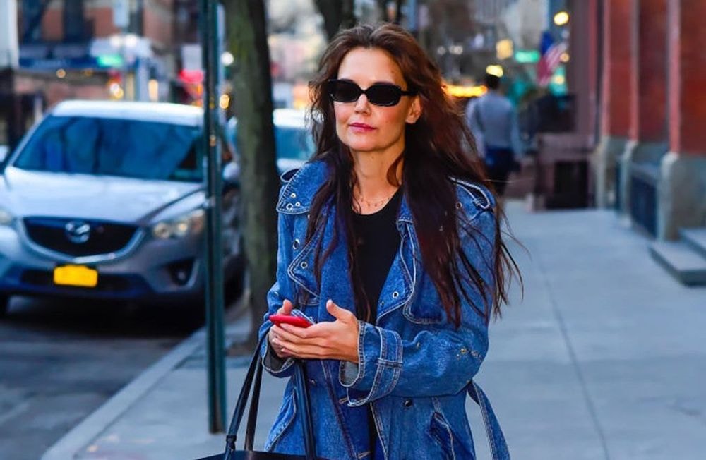 Le trench-coat n’a pas dit son dernier mot : Katie Holmes confirme la tendance du par-dessus en denim