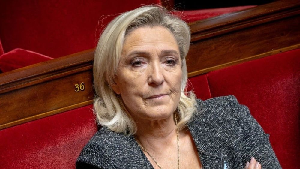 Photographiée avec une femme voilée, Marine Le Pen explose : "Arracher son..."