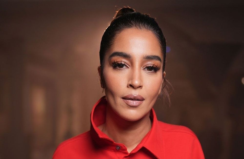 Au défilé AMI, Leïla Bekhti fait sensation dans une combinaison de la couleur de la saison