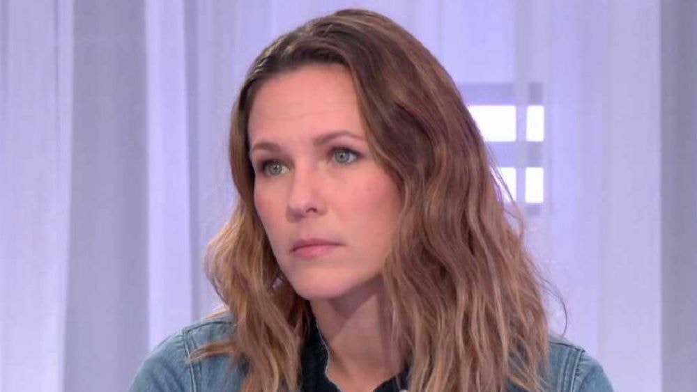 Lorie Pester : la comédienne relativement proche d’un acteur, « il a sa chambre chez moi »