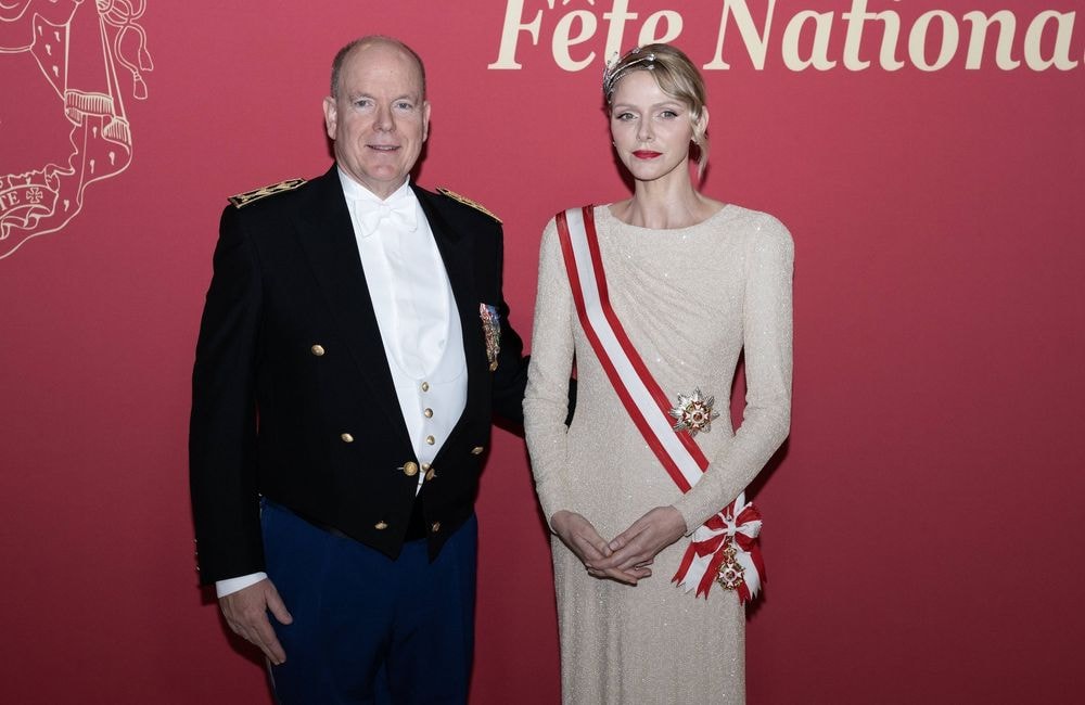 Albert de Monaco, Charlène et leurs enfants réunis autour du traditionnel arbre de Noël du Palais