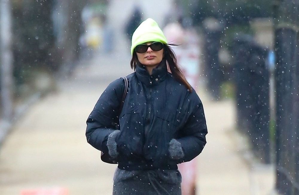 Emily Ratajkowski dévoile comment adopter la jupe en maille cet hiver