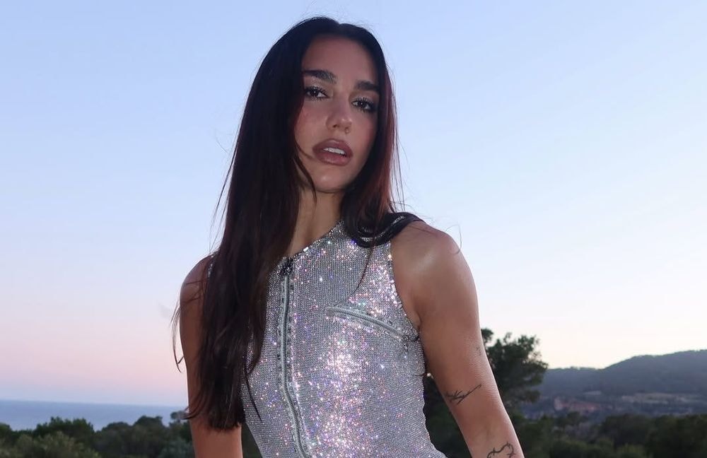 Dua Lipa ressort une mini-robe Versace portée par Kate Moss il y a 30 ans (et relance les spéculations autour de sa robe de mariée)