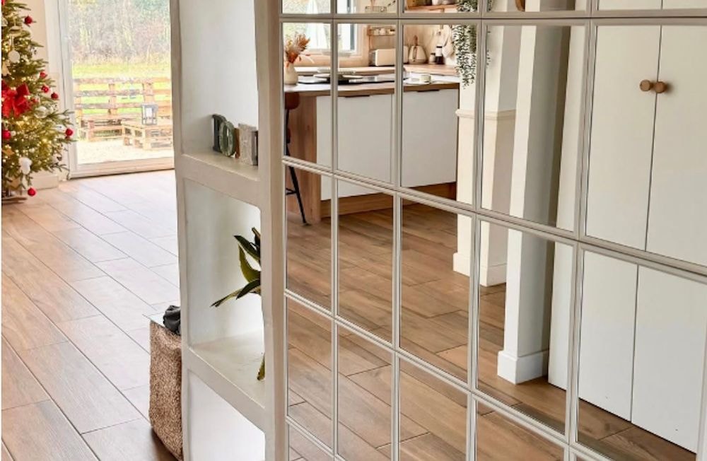 Ce IKEA Hack malin permet de créer un miroir XXL à petit prix