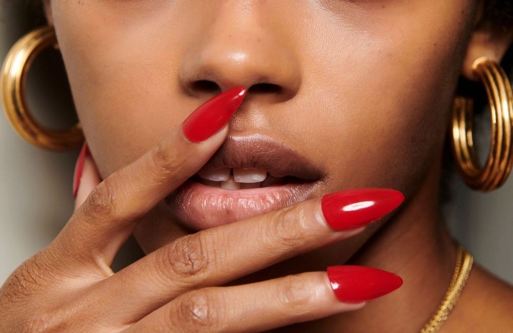 Qu’est-ce que la « théorie des ongles rouges » qui promet de booster la confiance en soi ?
