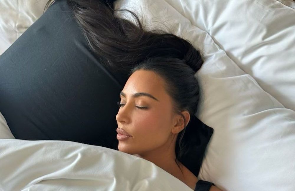 Pourquoi Kim Kardashian dort-elle avec un oreiller sur la tête ?