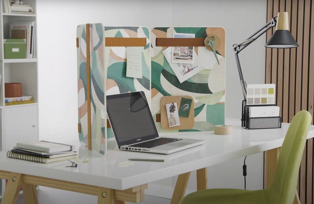 DIY : voici comment créer un paravent de bureau avec rangements pour gagner en tranquillité