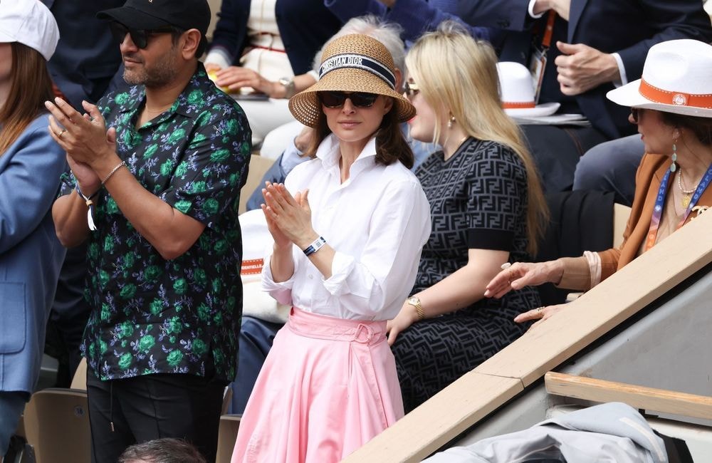 Sous le soleil de Roland-Garros, Natalie Portman séduit en silhouette Dior « old money »