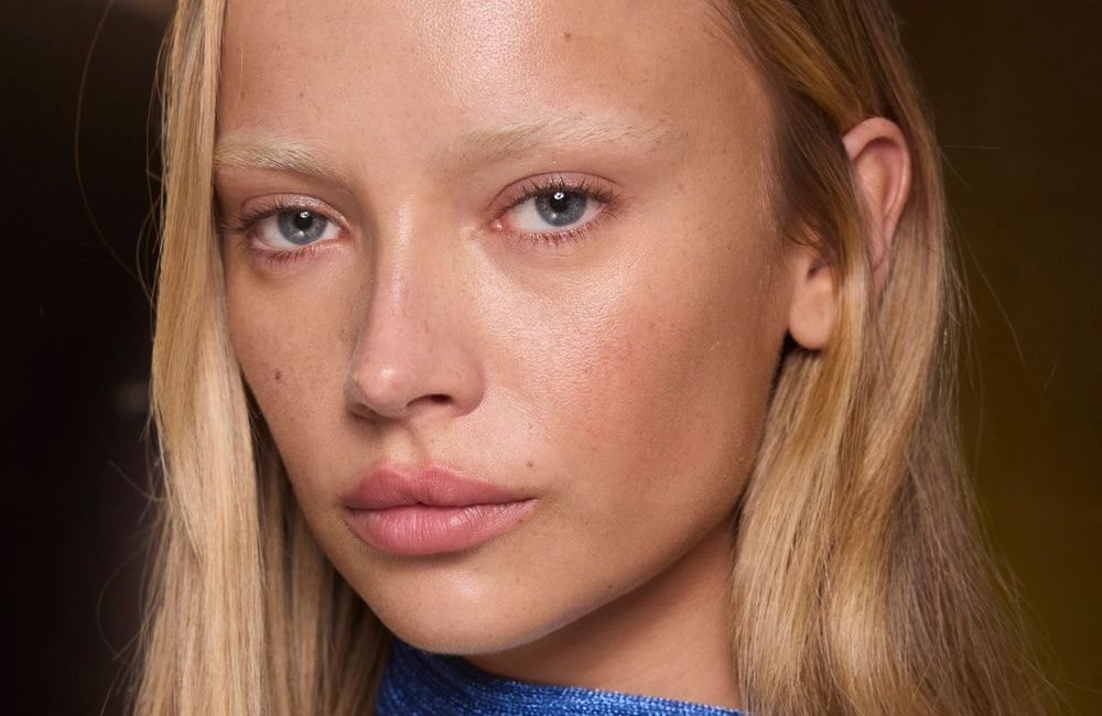 L’astuce étonnante d’une make-up artist pour fixer le maquillage toute la journée
