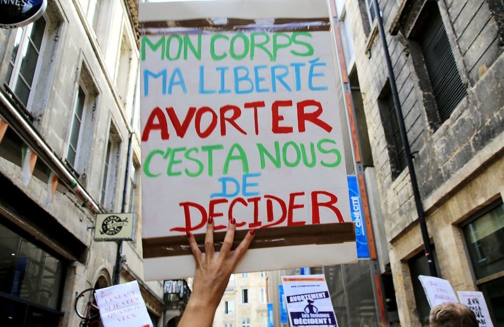 La loi réhabilitant les femmes condamnées pour avortement promulguée au Journal officiel
