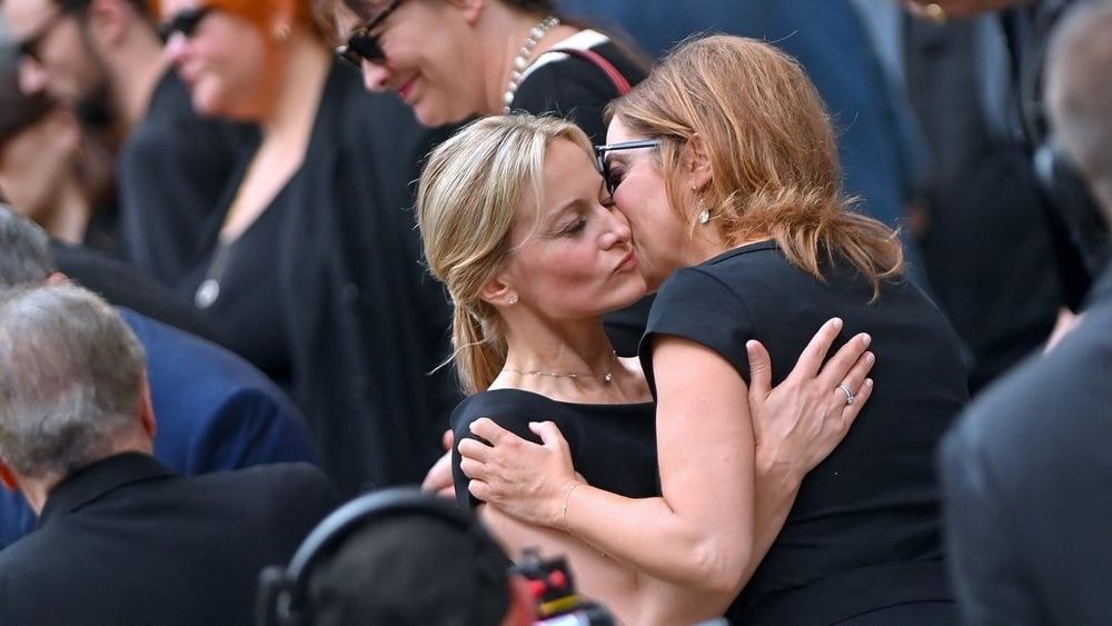 « Les invités n’ont jamais vu ça » : Audrey Crespo-Mara, ce geste déchirant aux obsèques de Thierry Ardisson suivi d'un moment poignant avec Léa Salamé