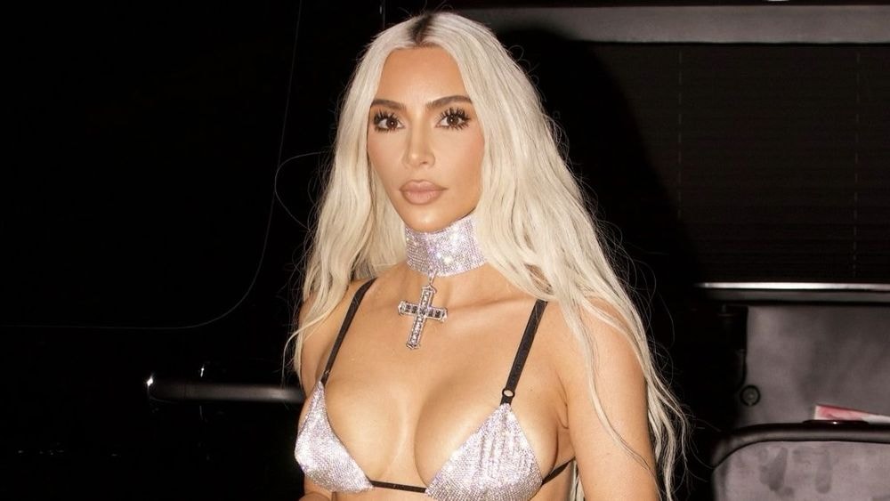 Kim Kardashian ose le topless dans un bikini Skims : "On est amoureux", ses abonnés Instagram sous le charme