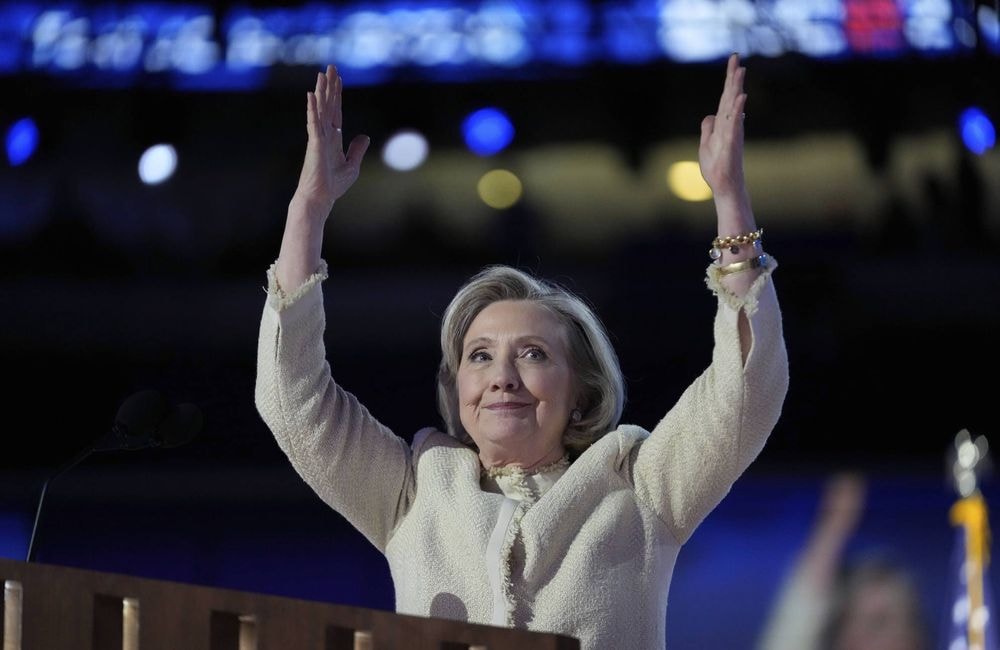 Hillary Clinton incite à briser « le plus difficile des plafonds de verre » avec Kamala Harris