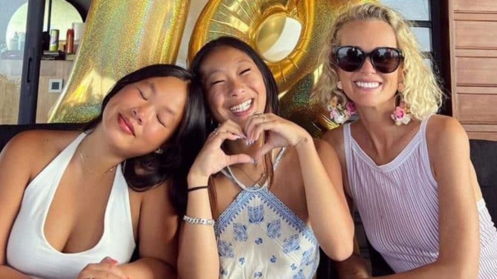 "On dirait des actrices de films pour adultes" : les photos à la plage de Jade et Joy Hallyday choquent et sont violemment critiquées !