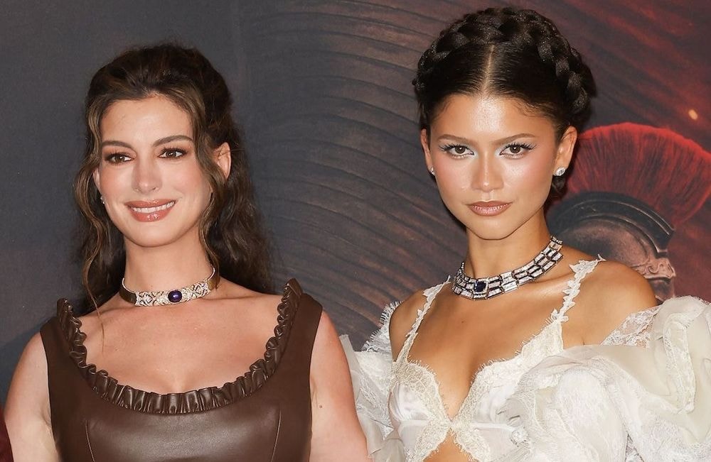Zendaya et Anne Hathaway en déesses grecques : leurs robes couture font sensation à Paris pour la première de « L’Odyssée »