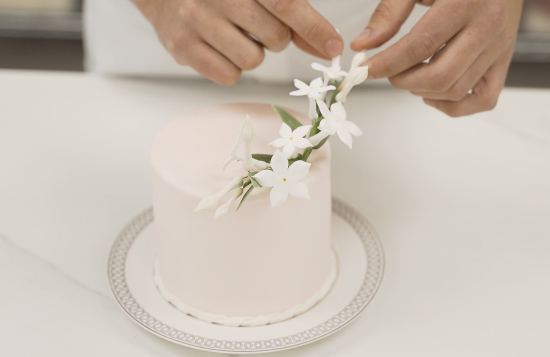 Comment réaliser des fleurs en sucre pour décorer un gâteau ?