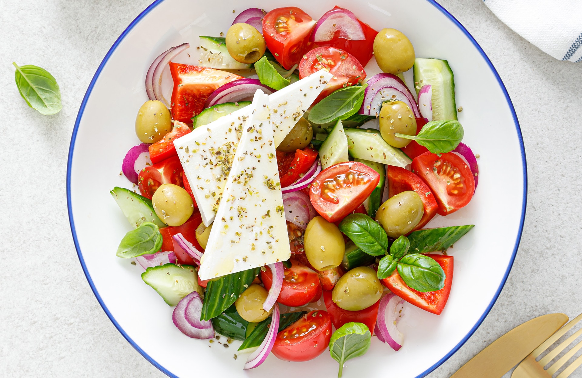 Colorée et rafraîchissante : voici la recette de l’emblématique salade grecque