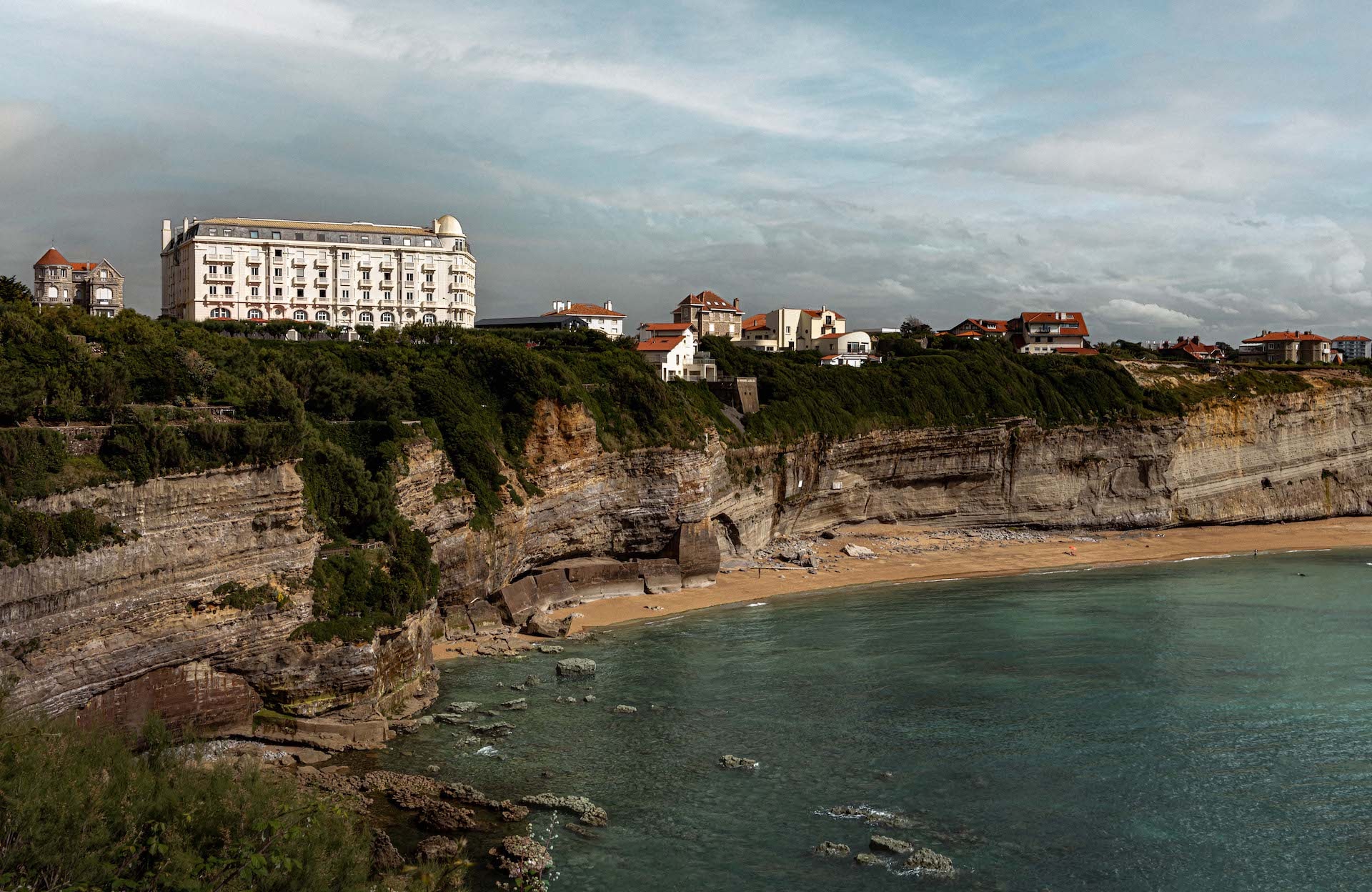 Légende de la côte basque, cet hôtel en bord de mer ravive le passé avec modernité