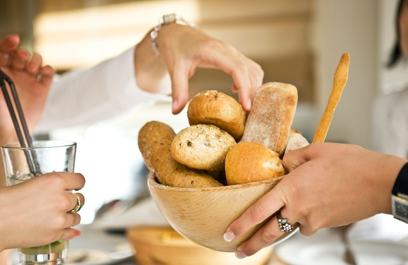 Voyage culinaire : la liste des pays où les restaurants vous feront payer l’eau et le pain