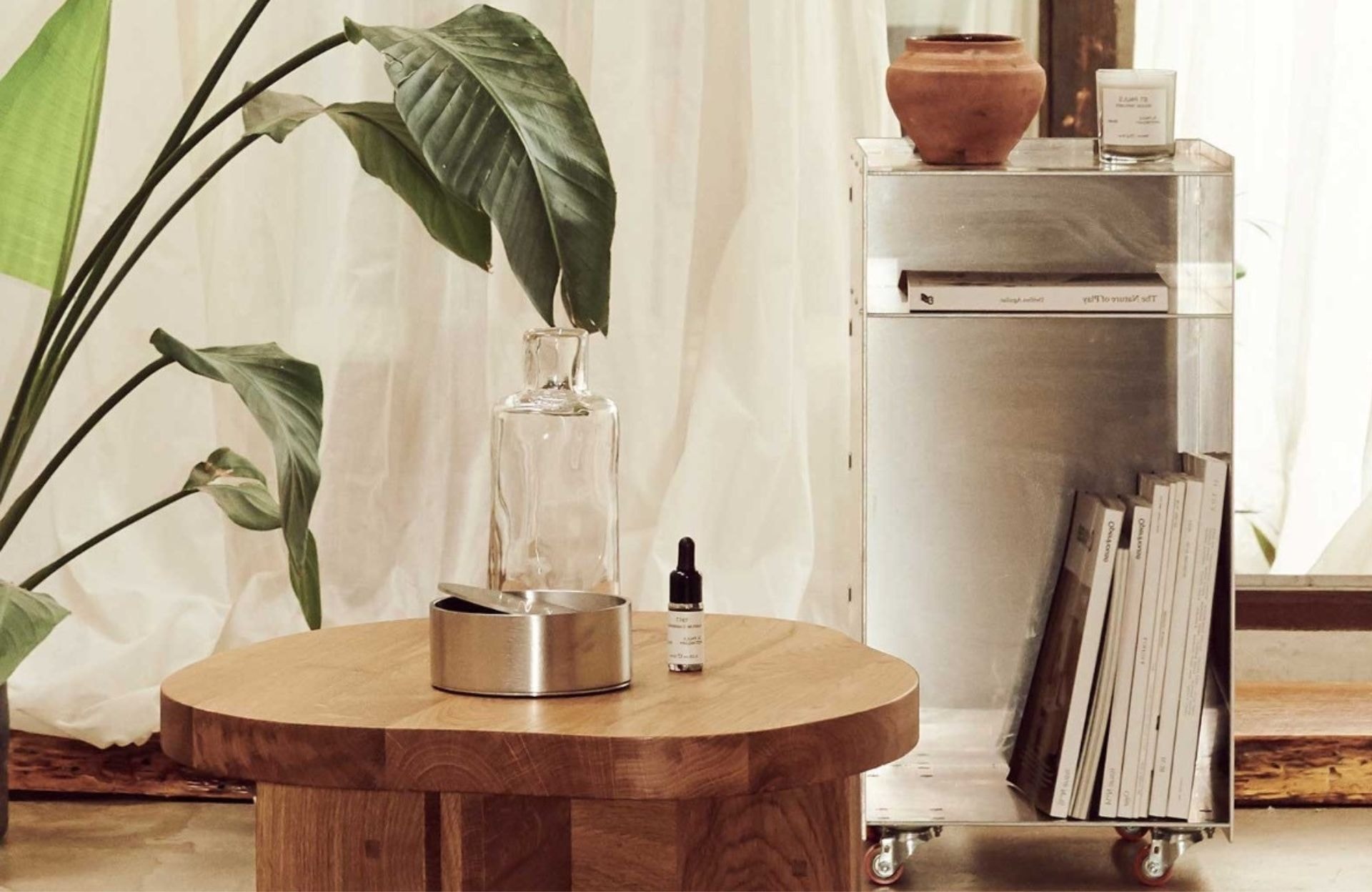 IKEA hack : apporter un effet métallisé à sa table de chevet avec un petit budget