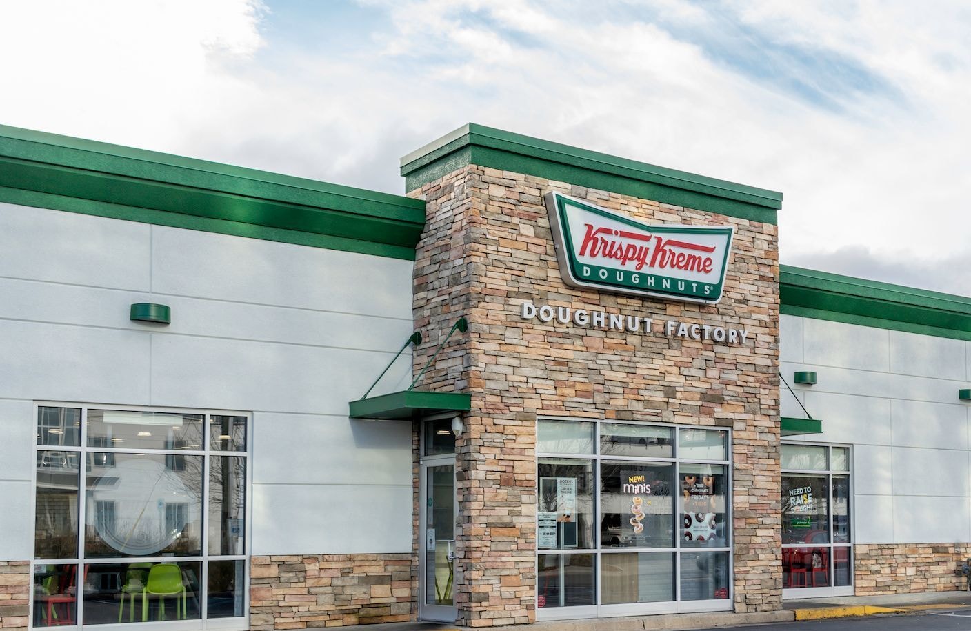 Krispy Kreme : la mythique enseigne de doughnuts américaine s’implante en France