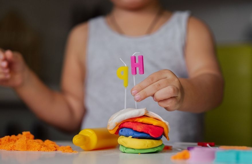 Un chef propose un menu imaginé par des enfants… avec de la pâte à modeler