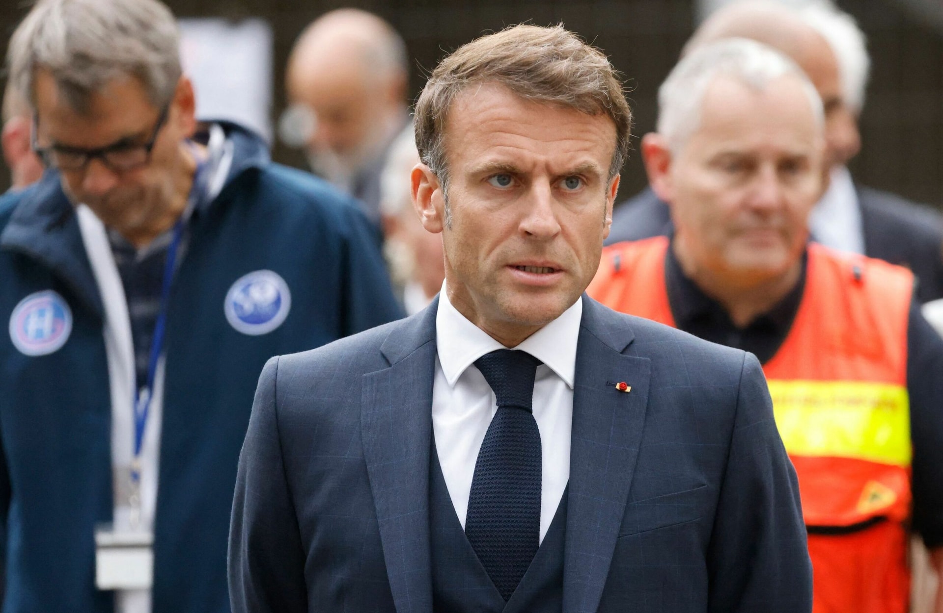 Attaque au couteau à Arras : Emmanuel Macron appelle à « ne pas céder à la terreur »