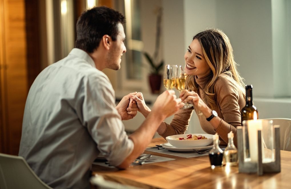 Cette habitude improbable avant un date, adoptée par une majorité de célibataires