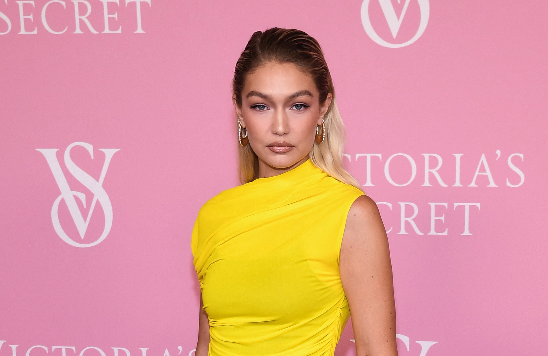 Gigi Hadid porte la veste la plus tendance de la saison et elle est signée Mango