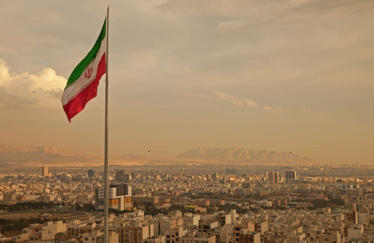 Iran : une adolescente dans le coma après une « altercation » avec la police des moeurs