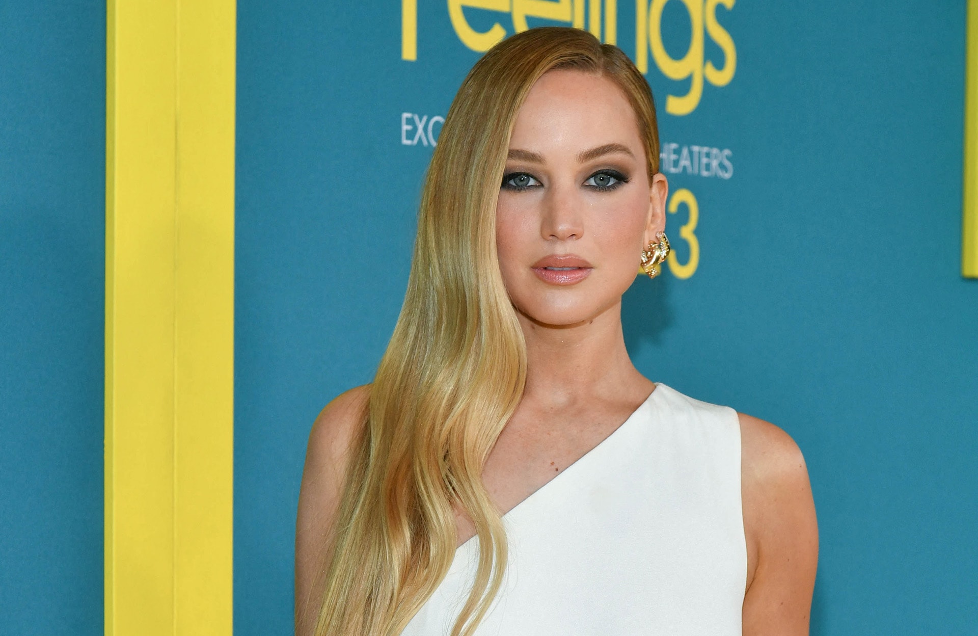 Jennifer Lawrence challenge l’élégance et la sensualité en robe noire